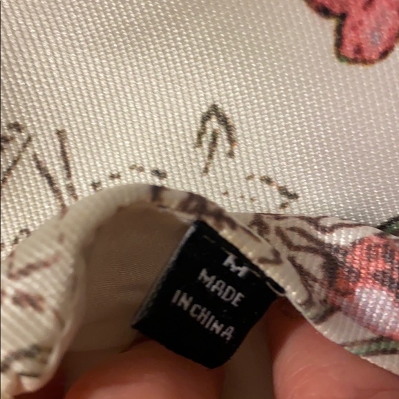 Sleeveless white dress with floral print highlight - Picture 5 of 6